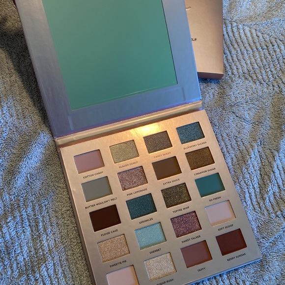 ICONIC LONDON Treat Yourself Eyeshadow Palette - Picture 3 of 5
